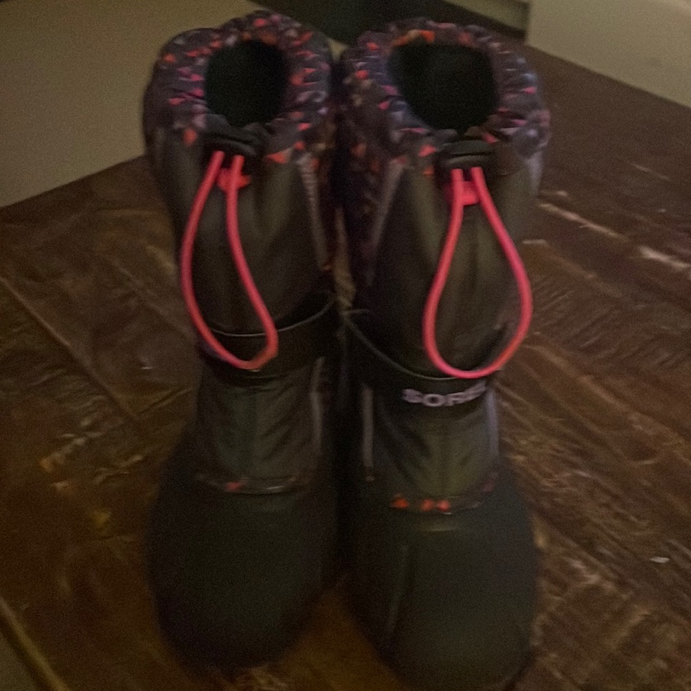 Sorel flurry patterned boots. Kids